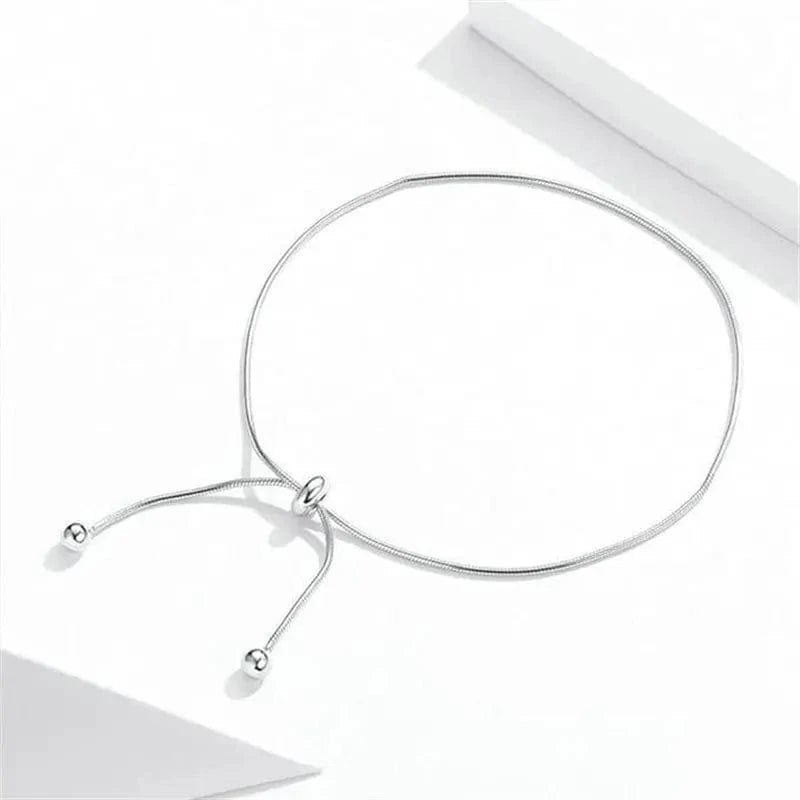 chaîne de cheville argentée élégante pour été, accessoire chic femme soirée ou mariage