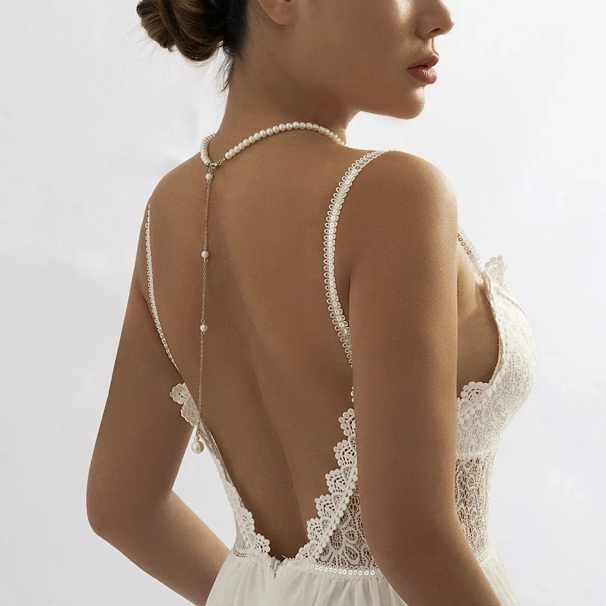 robe dos nu élégante pour soirée chic en satin noir, longue et sans manches, style collier de dos
