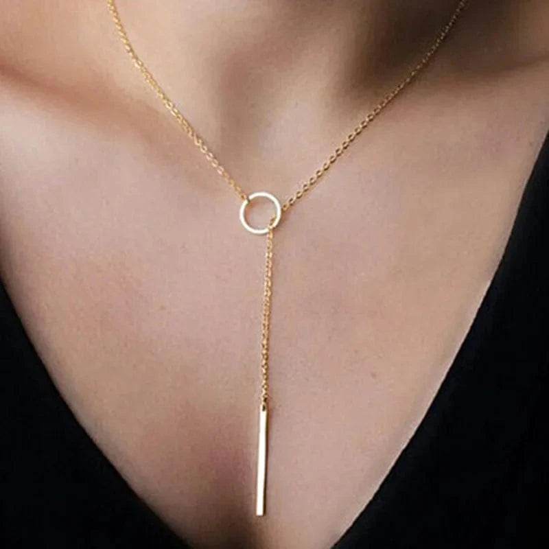 robe de soirée chic longue noire à col or avec collier pendant pour mariage invité élégant