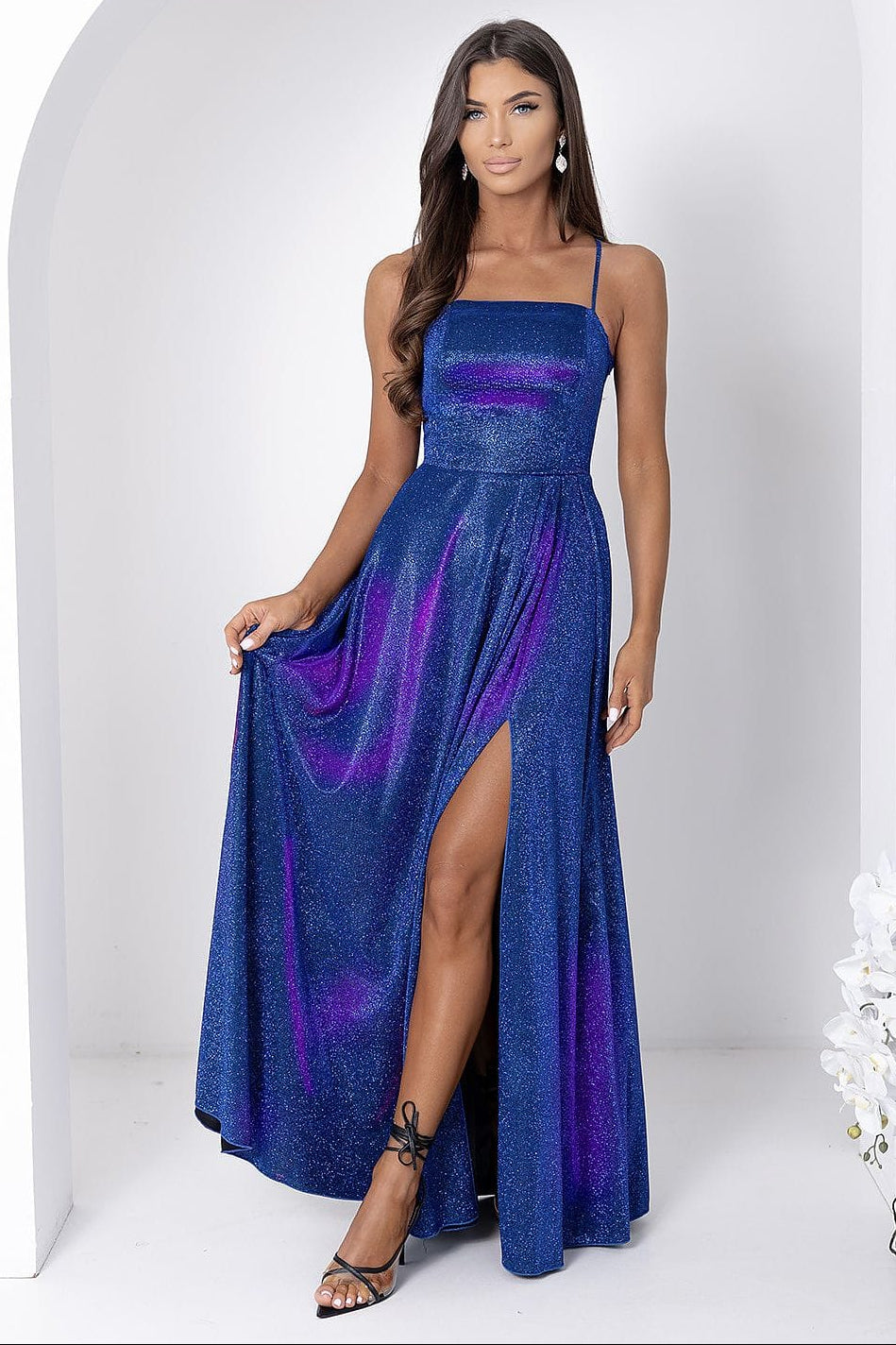 Robe de soirée chic longue bleu fendue à bretelles fines, élégante pour mariage ou évènement habillé
