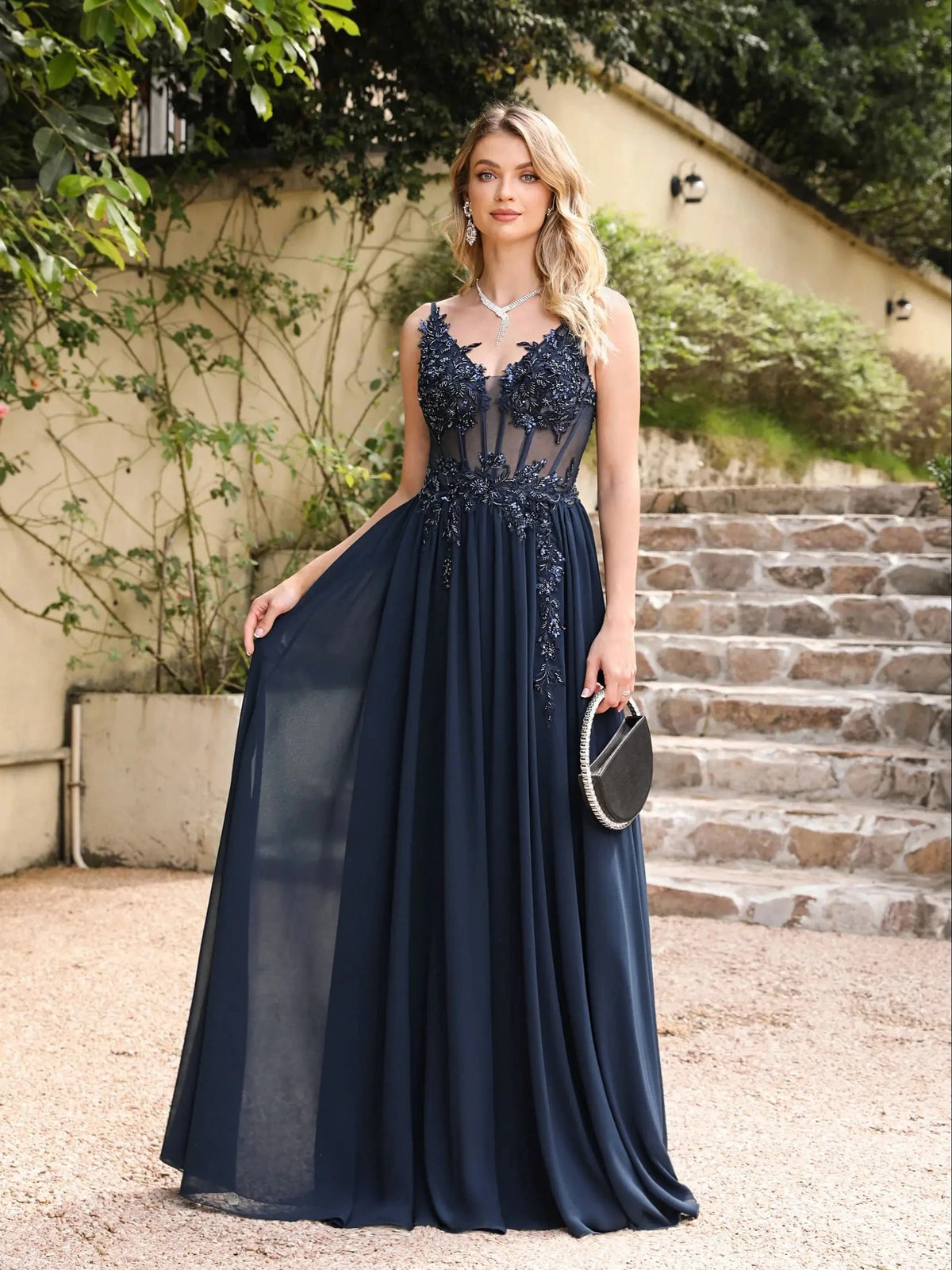 robe de soirée mariage longue fluide princesse moulante couleur bleu manches longues élégante