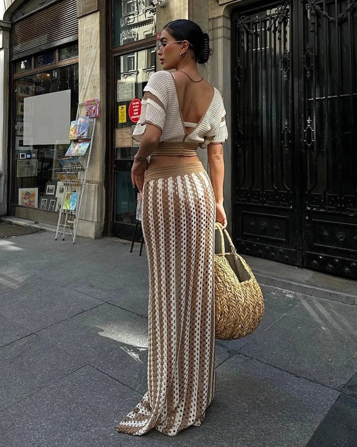 Robe été crochet longue dos nu manches courtes beige fluide chic tenue plage accessoire panier osier
