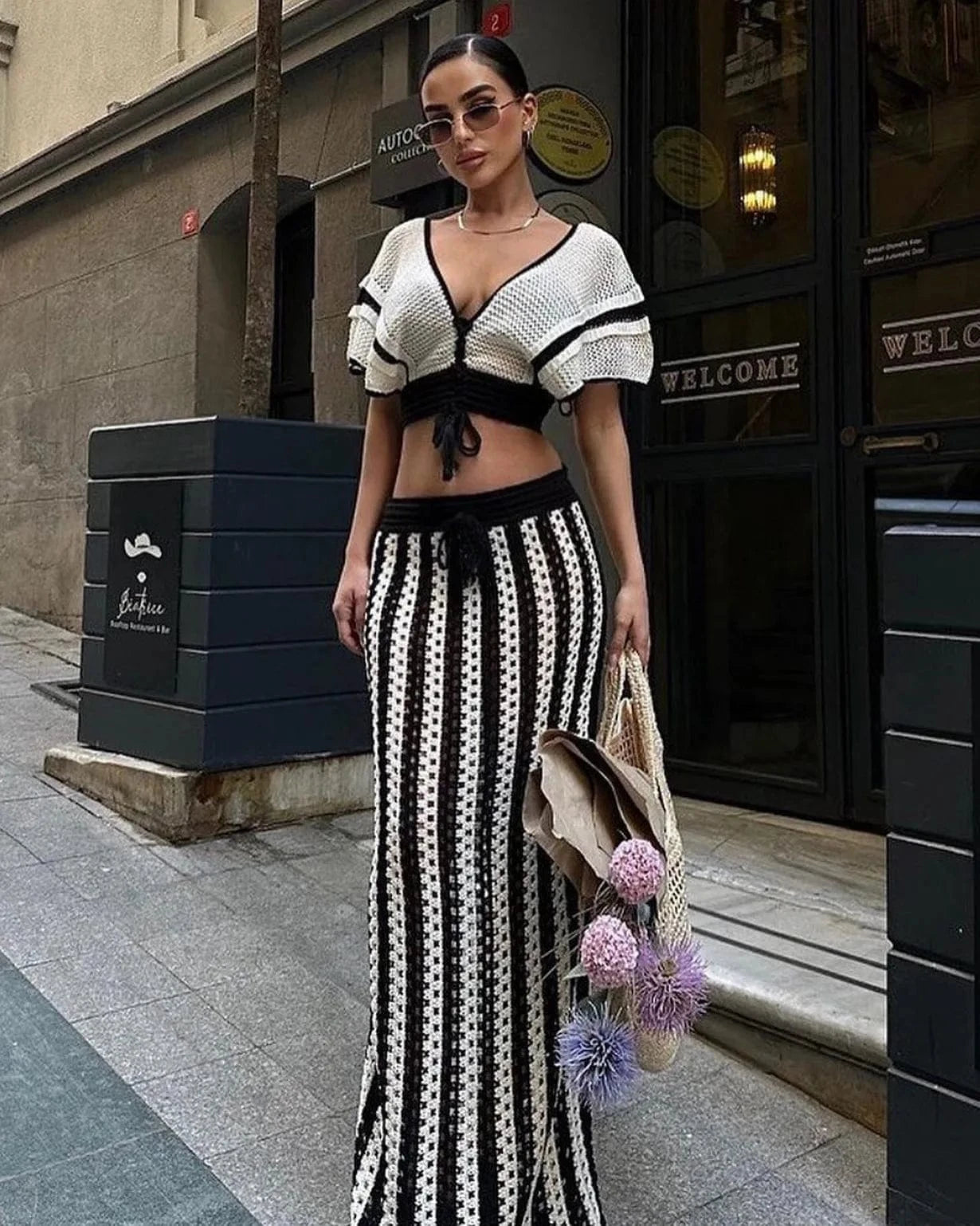 Robe longue crochet noire et blanche bohème été fluide femme manches courtes avec sac filet et fleurs