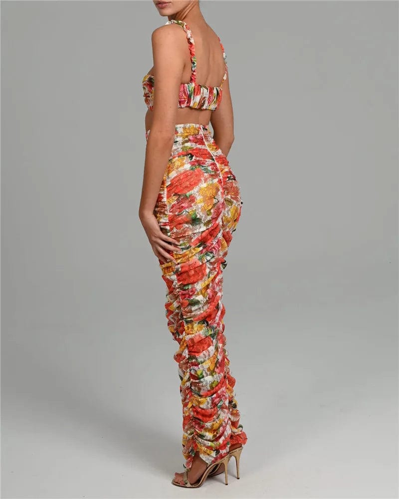 Robe longue fleurie chic avec manches courtes, idéale pour soirée ou cocktail, silhouette moulante et épaules dénudées.