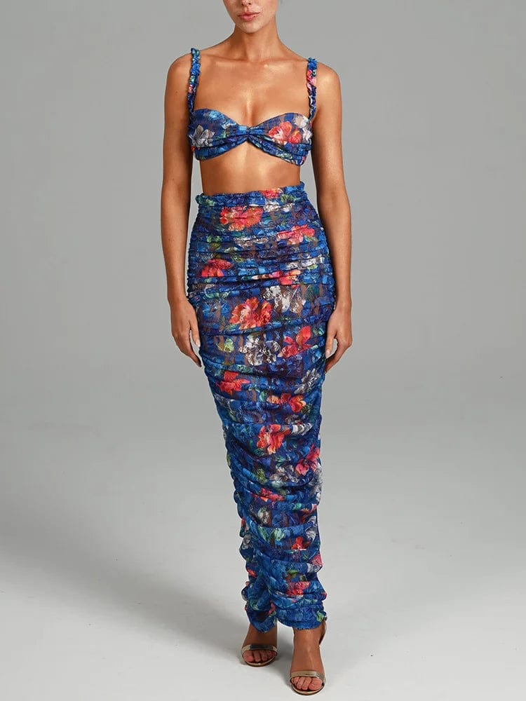 Robe fleurie chic longue bleue pour soirée, style bohème chic avec manches courtes et silhouette droite, idéale pour un ensemble estival.