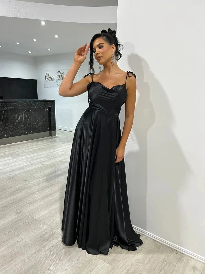 robe de soirée sexy longue fendue en satin rouge moulante avec décolleté pour événement chic