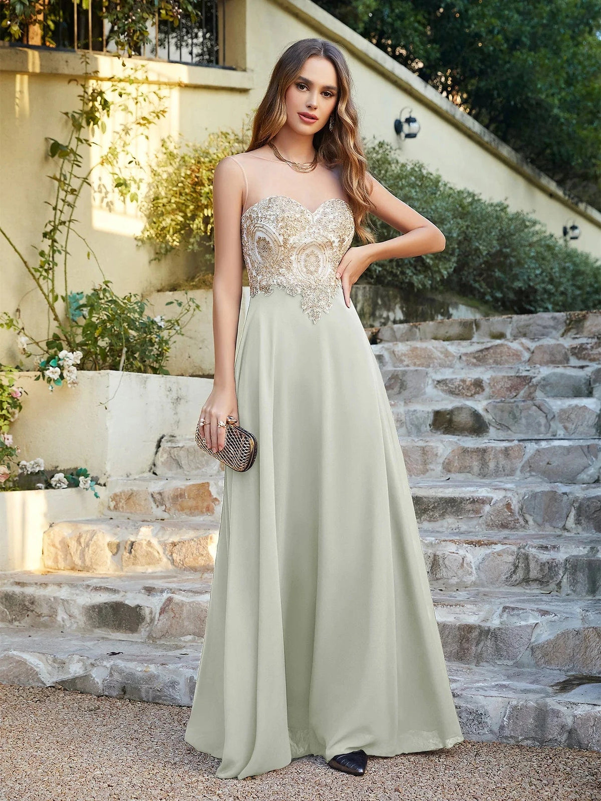 Robe invitée mariage chic longue bleu avec dentelle dorée, silhouette princesse et manches longues