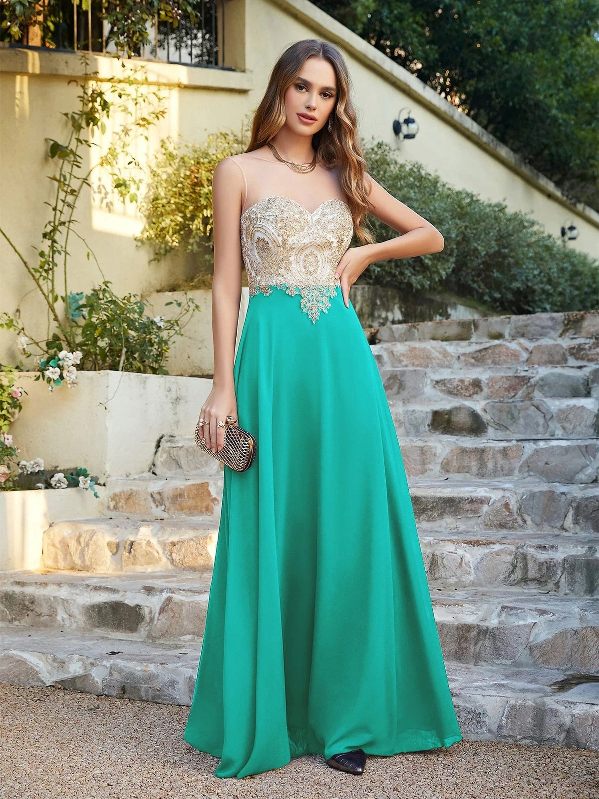 robe longue invitée mariage chic fluide couleur champagne silhouette trapèze manches courtes élégante