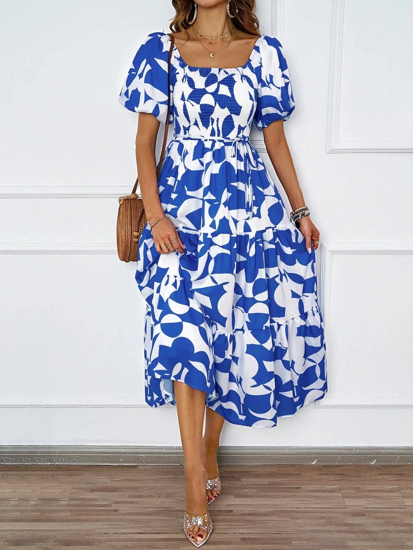 robe bohème midi à motifs floraux idéale pour un mariage champêtre ou une soirée d'été élégante