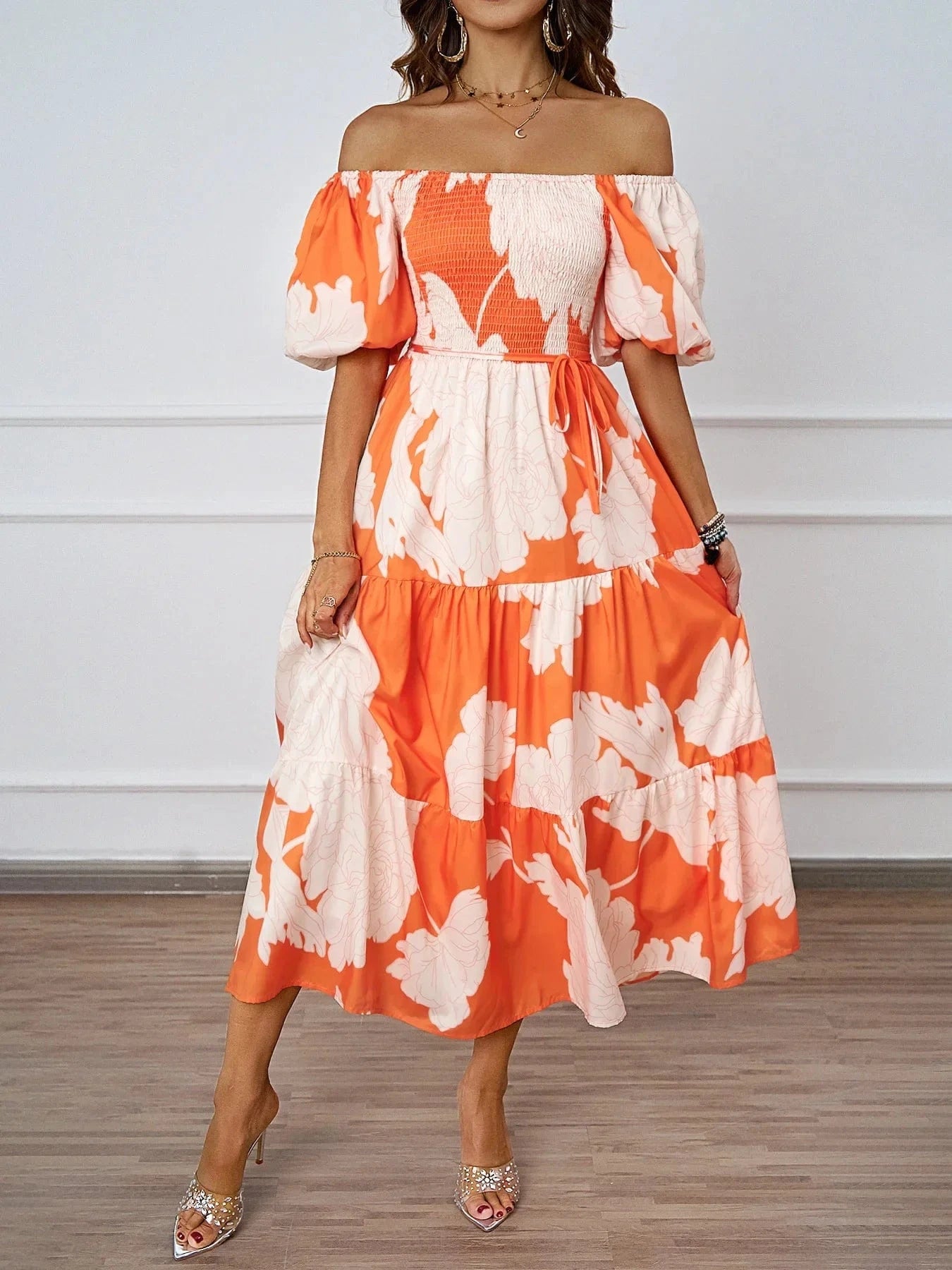 robe midi bohème à motifs floraux idéale pour un mariage champêtre ou une cérémonie estivale élégante
