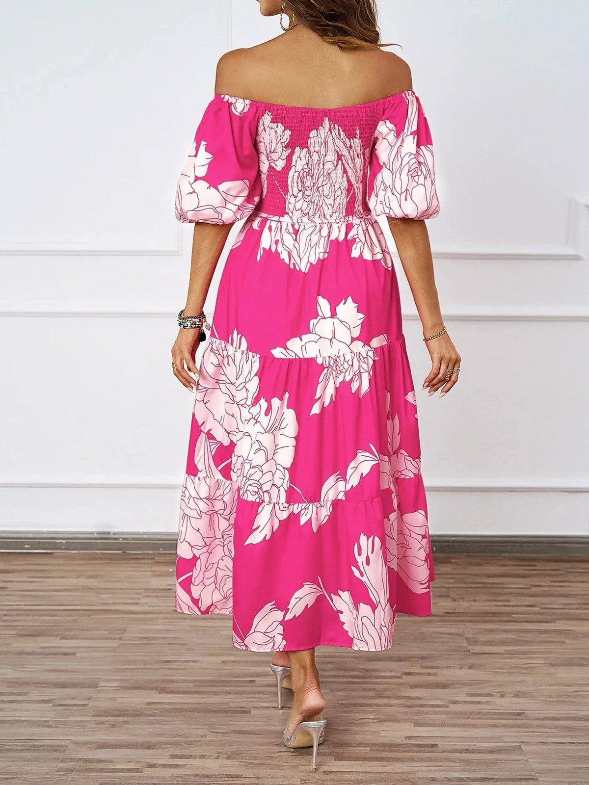 robe bohème pour mariage invité chic à motifs floraux midi, fluide et élégante manches courtes