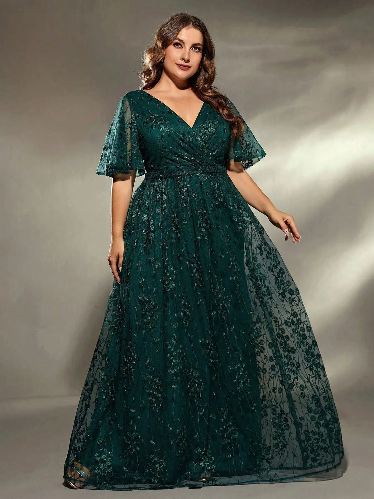 Robe verte amincissante longue en dentelle pour mariage grande taille avec manches courtes et décolleté en V.