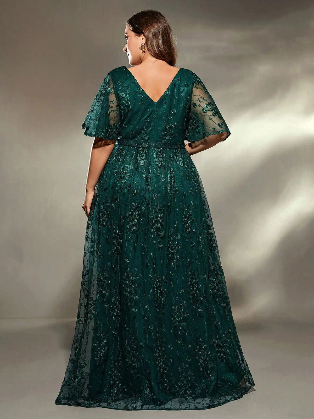 Robe verte amincissante longue pour mariage, style chic et élégant pour femme ronde avec manches courtes en dentelle.