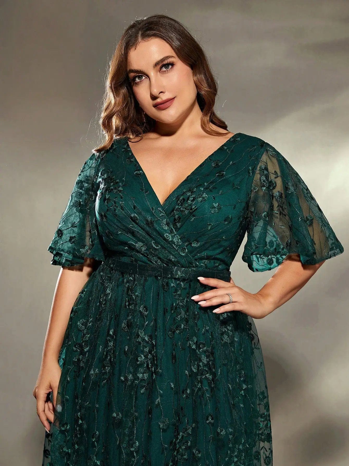 Robe amincissante verte manches courtes pour mariage, style élégant et grande taille.