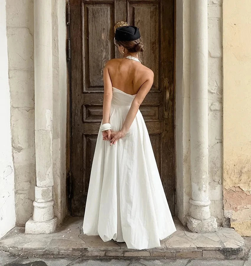 Robe blanche longue dos nu élégante pour mariage chic ou événement habillé, style princesse intemporel