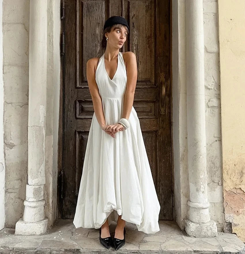 Robe été bohème blanche longue décolleté évasée pour mariage invité chic femme élégante devant porte ancienne