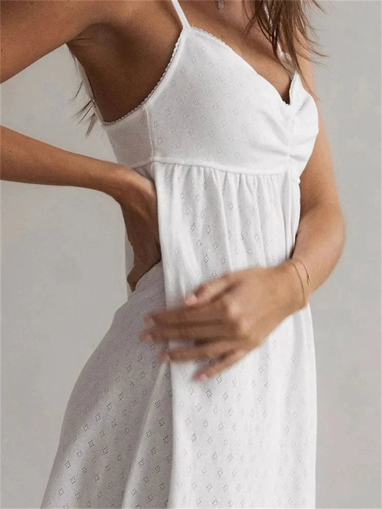 Robe blanche été bohème longue sans manches fluide femme avec fines bretelles idéale plage ou cocktail