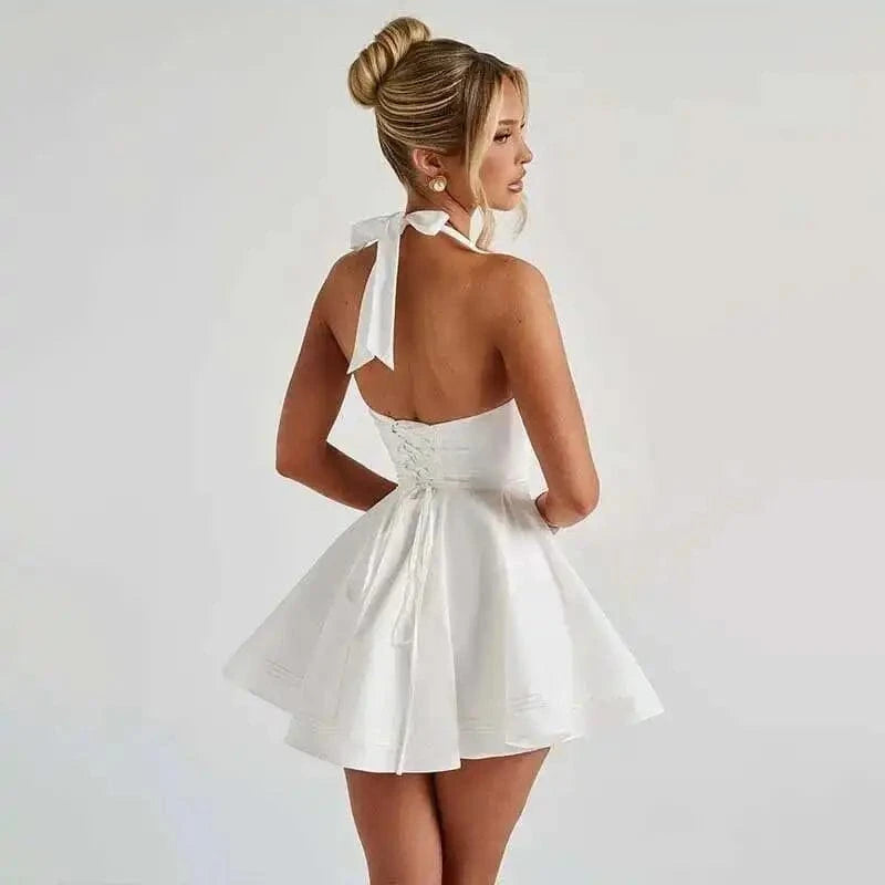 Robe courte blanche dos nu chic pour soirée d'été, coupe évasée, parfaite pour mariage ou cocktail