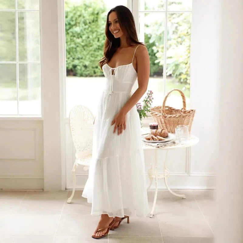 robe blanche fluide bohème pour cérémonie d'été avec silhouette trapèze et manches courtes élégantes