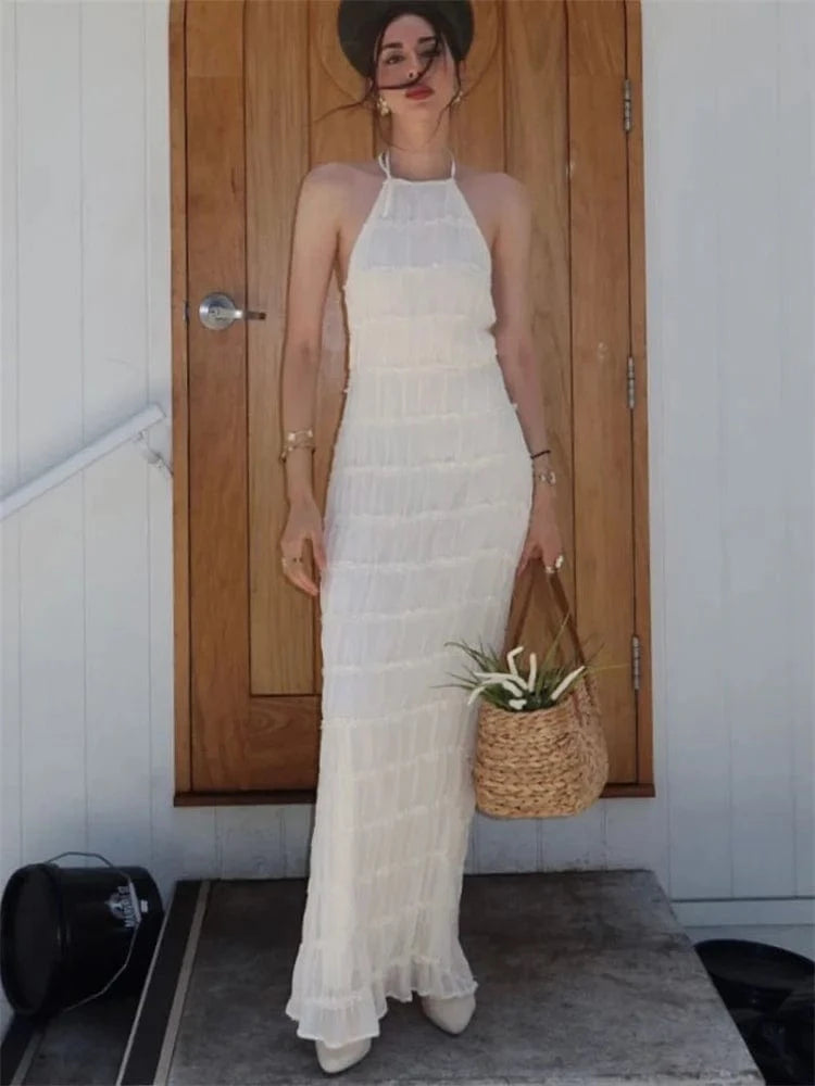 Robe longue bohème blanche été sans manches dos nu avec sac panier accessoire pour look plage tendance