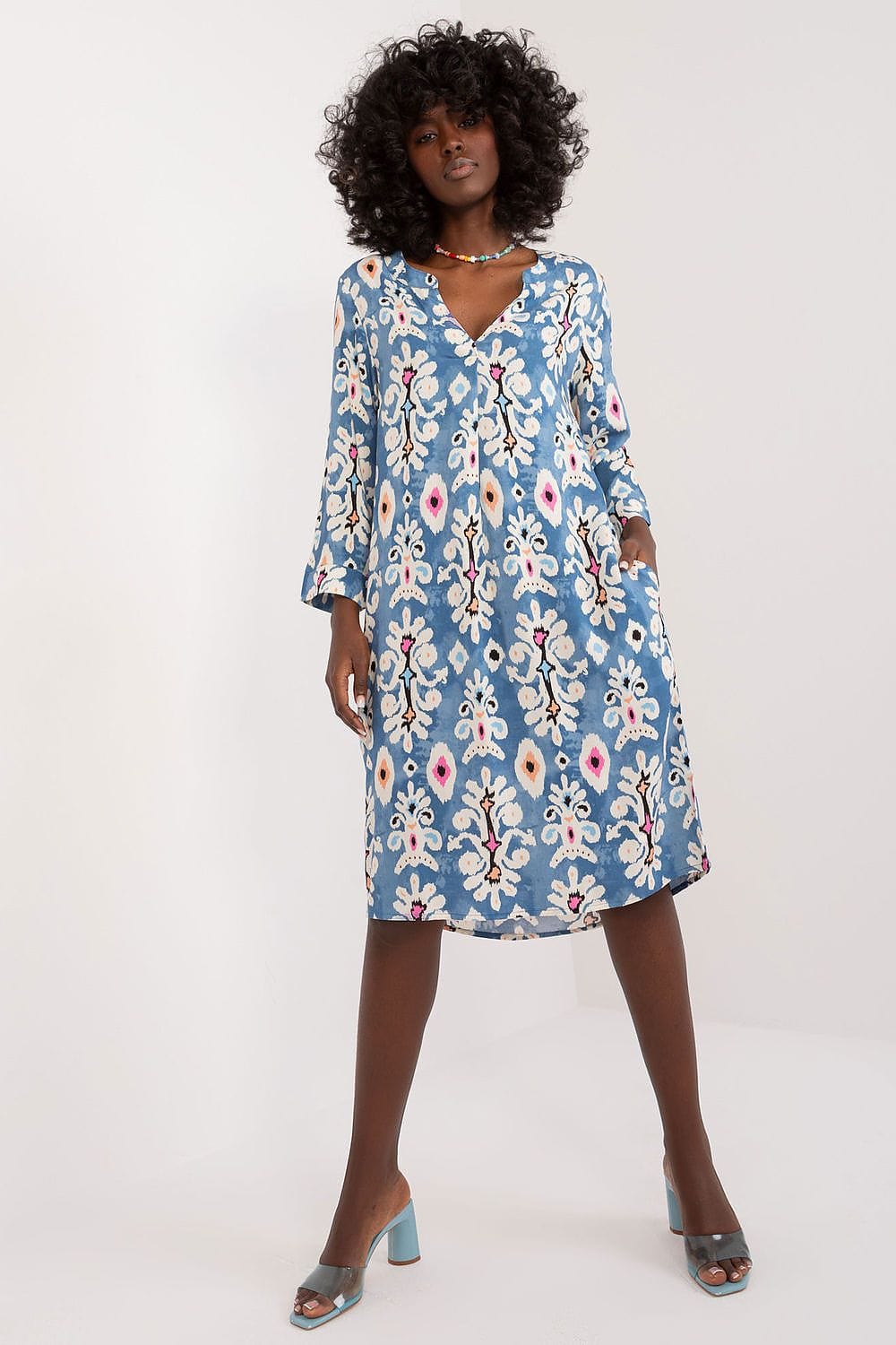 Robe bohème fleurie bleue midi avec manches longues, idéale pour une tenue décontractée chic ou un événement de journée.