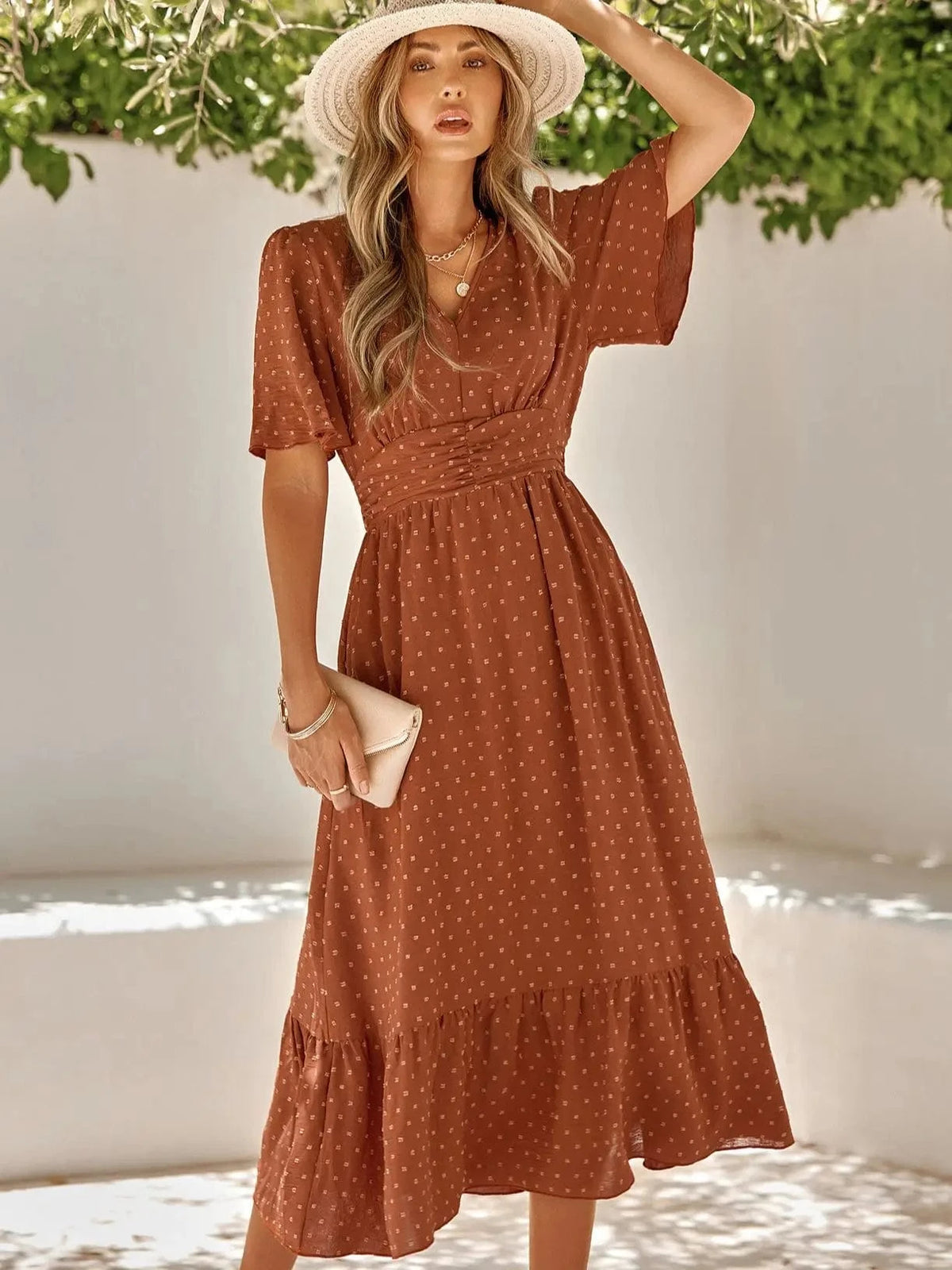 Robe été bohème midi terracotta à manches courtes avec chapeau blanc et pochette, mode décontractée femme