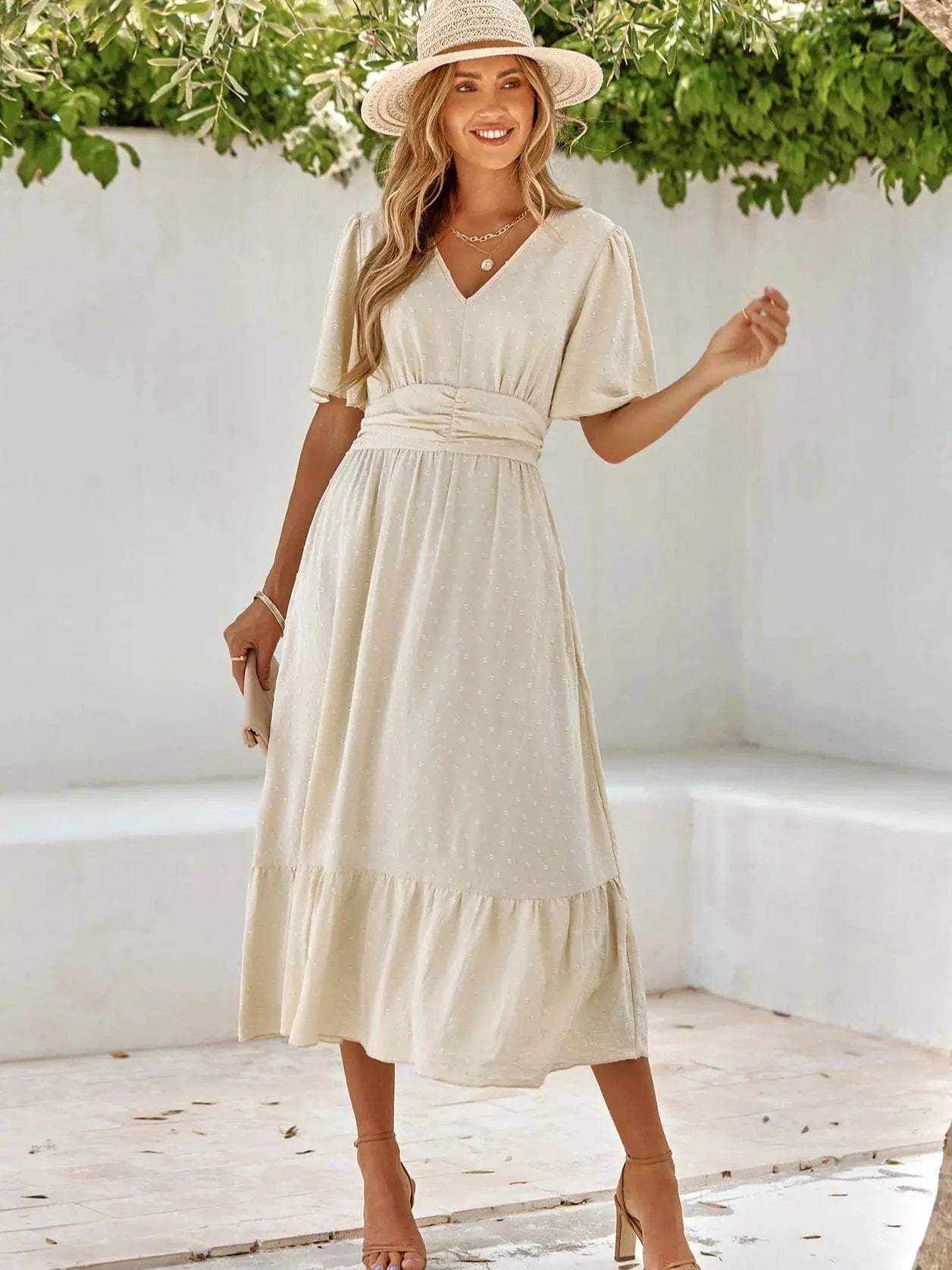 Robe été bohème midi beige fluide manches courtes, idéale pour une invitée mariage champêtre chic