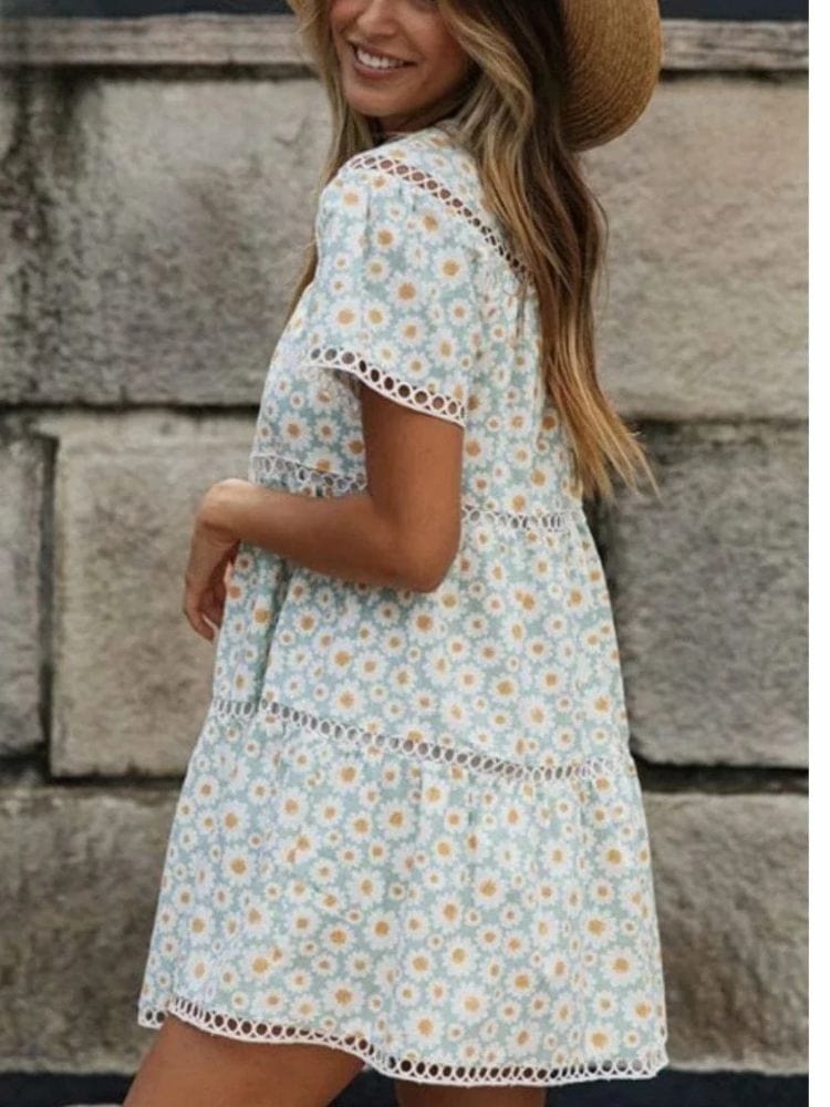 Robe courte été bohème fleurie manches courtes évasée blanche idéale plage ou anniversaire femme