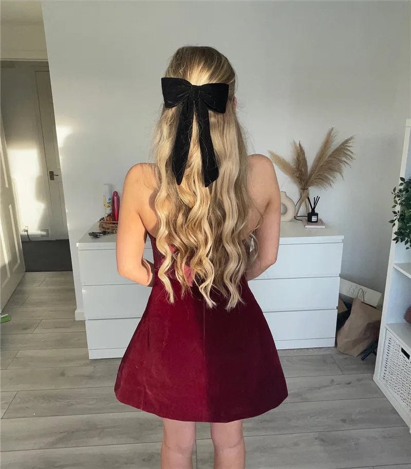 Robe bustier bordeaux courte idéale pour soirée cocktail ou gala, style chic et élégante en velours, silhouette trapèze.