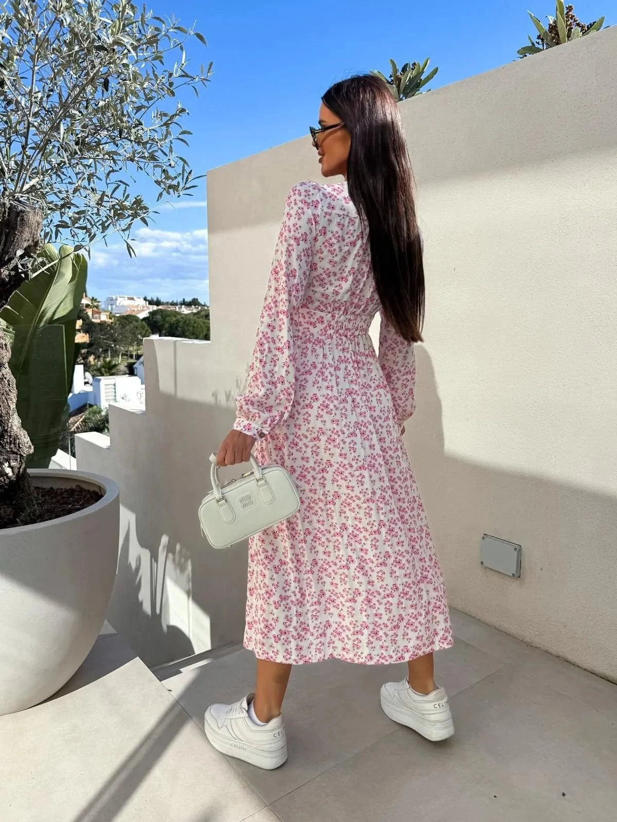 Robe longue fleurie bohème été blanche et rose manches longues avec petit sac blanc tendance look casual