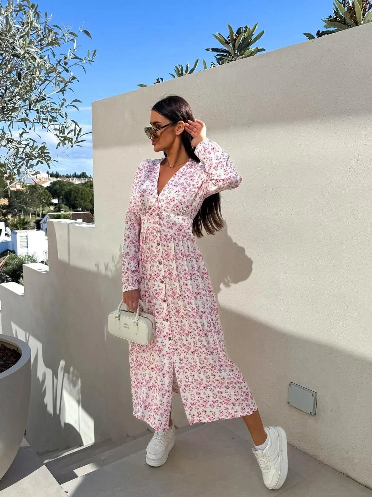 Robe été bohème longue fleurie blanche manches longues casual avec sac à main blanc pour sortie décontractée