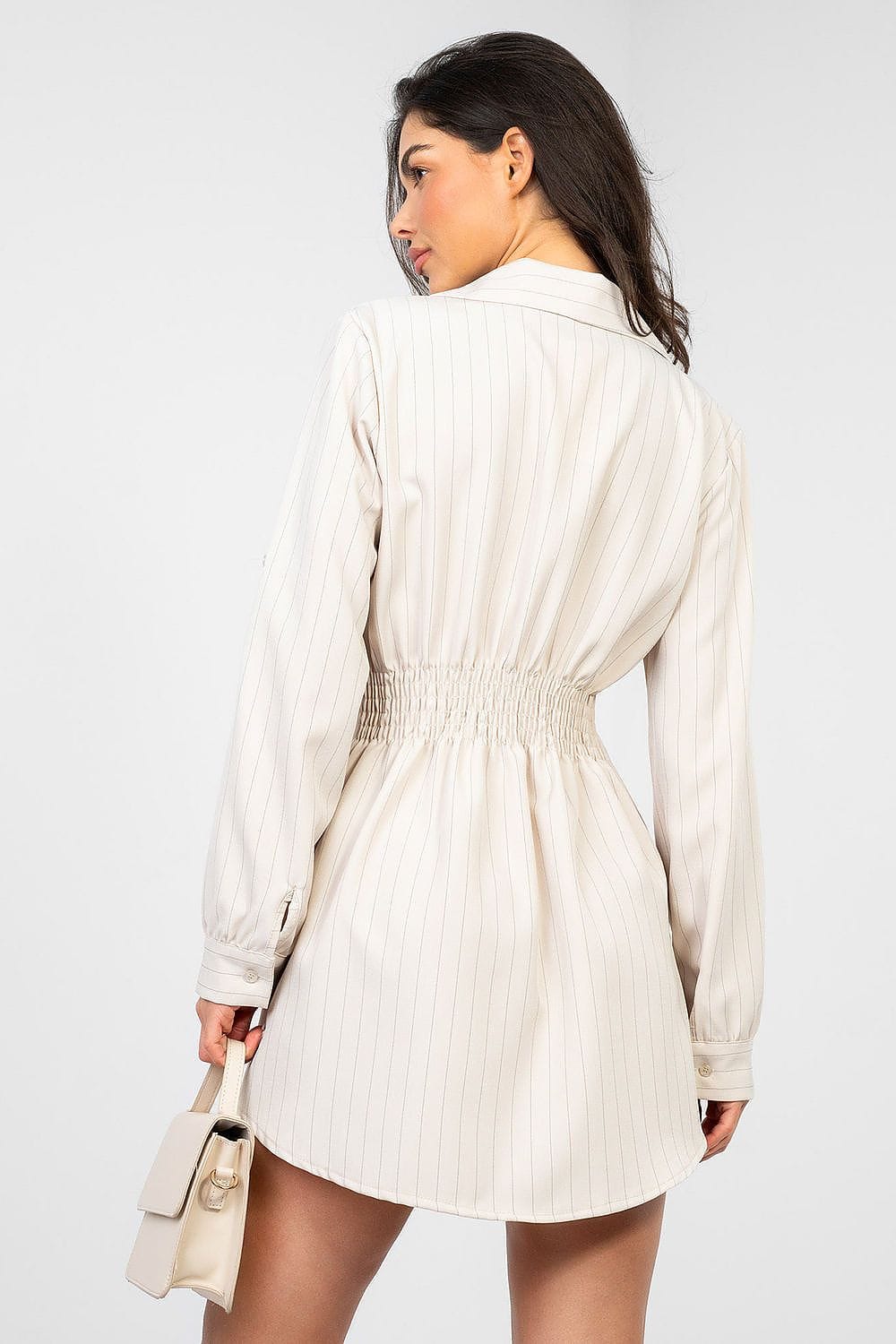 Robe chemise courte beige manches longues à rayures, style casual chic avec sac à main pour femme