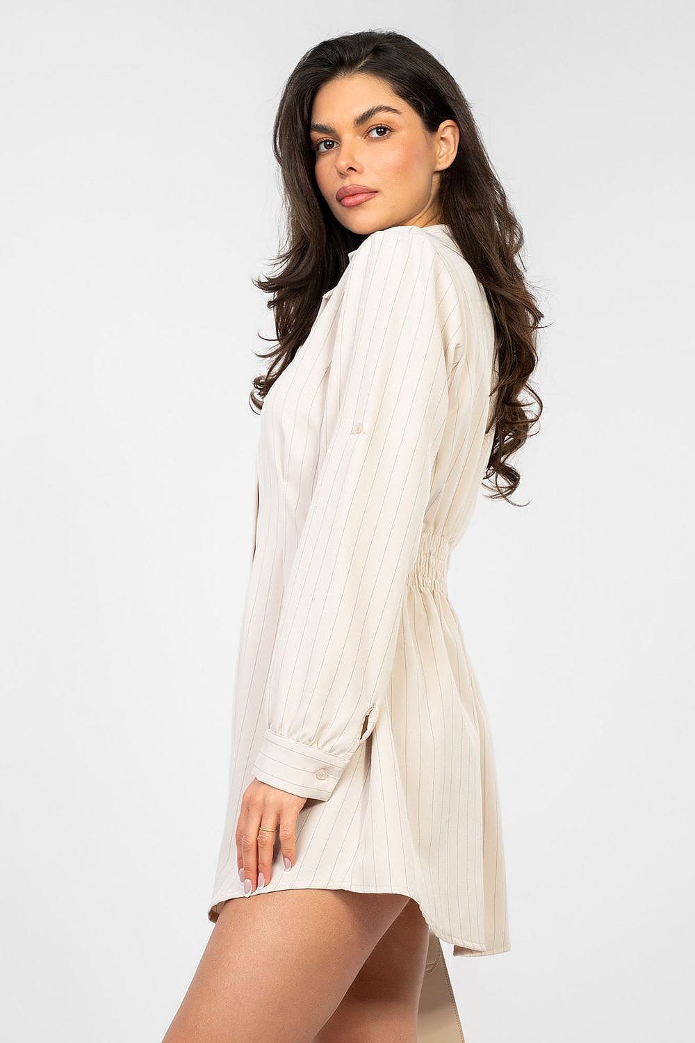 Robe courte beige manches longues style chemise tendance pour soirée chic femme, parfaite pour l’été