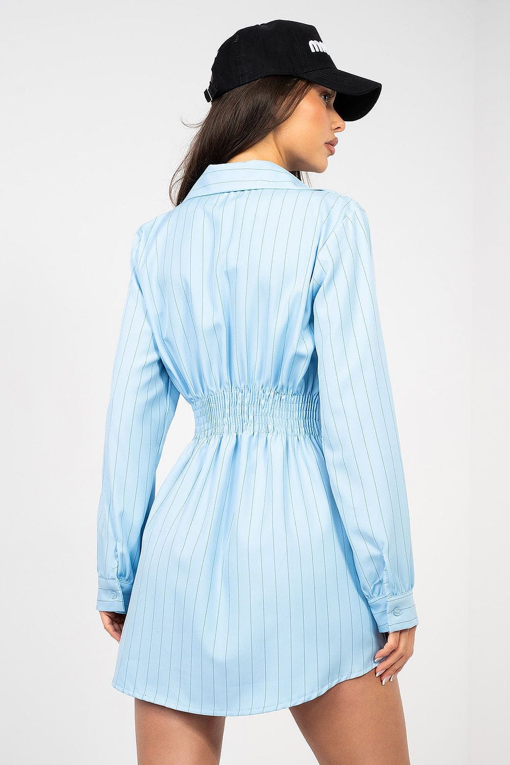 Robe chemise courte bleu à manches longues style casual, idéale pour l’été, vue de dos avec casquette