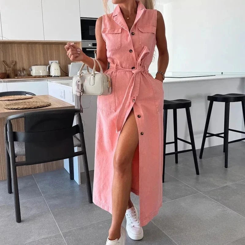 Robe casual longue rose sans manches style chemise ceinturée, accessoire sac blanc moderne, look estival