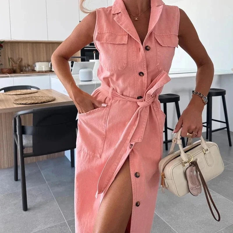 Robe chemise rose sans manches casual midi boutonnée ceinturée avec sac à main beige tendance été femme