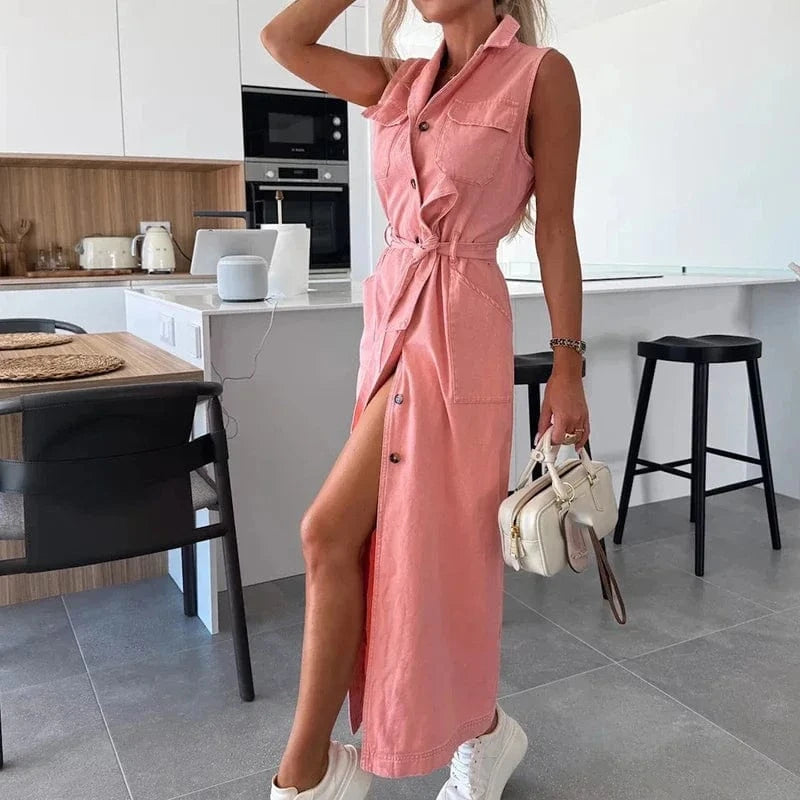 Robe casual longue sans manches rose fendue avec col chemise, portable en été, accessoirisée d’un sac à main
