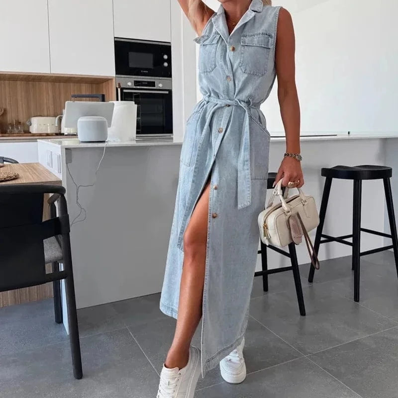 Robe en jean longue, sans manches, style casual et fluide, avec ouverture boutonnée et accessoire sac beige