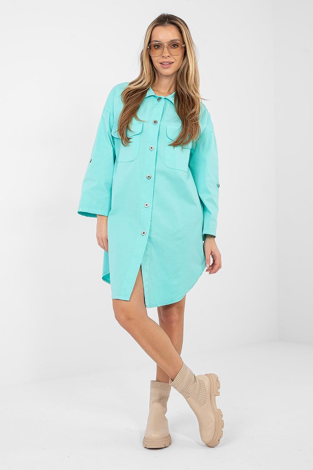 Robe chemise courte en jean bleu, manches longues, style casual, parfaite pour un look décontracté tendance