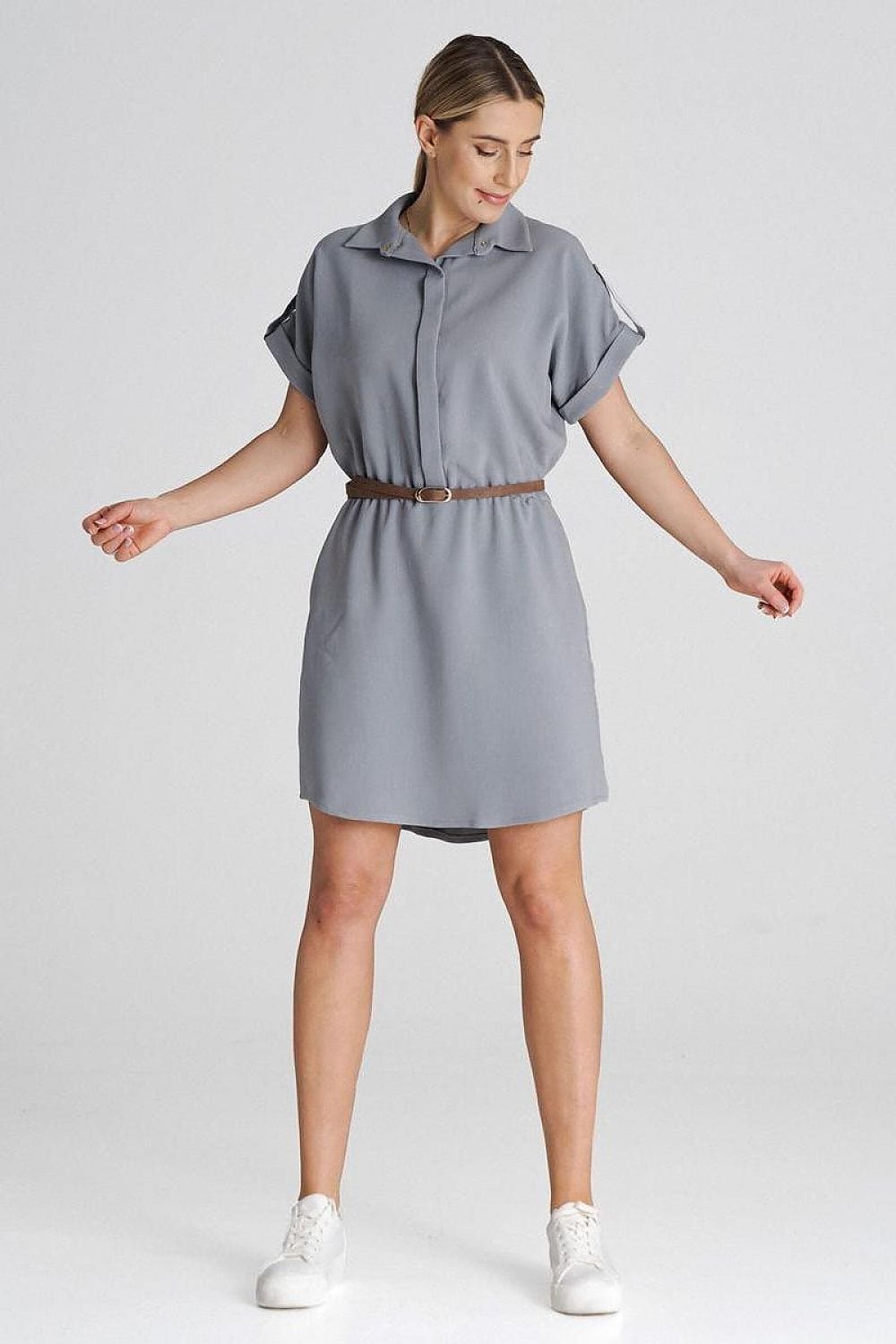 Robe chemise grise courte casual avec manches courtes pour un look décontracté, idéale pour une allure quotidienne simple et élégante.