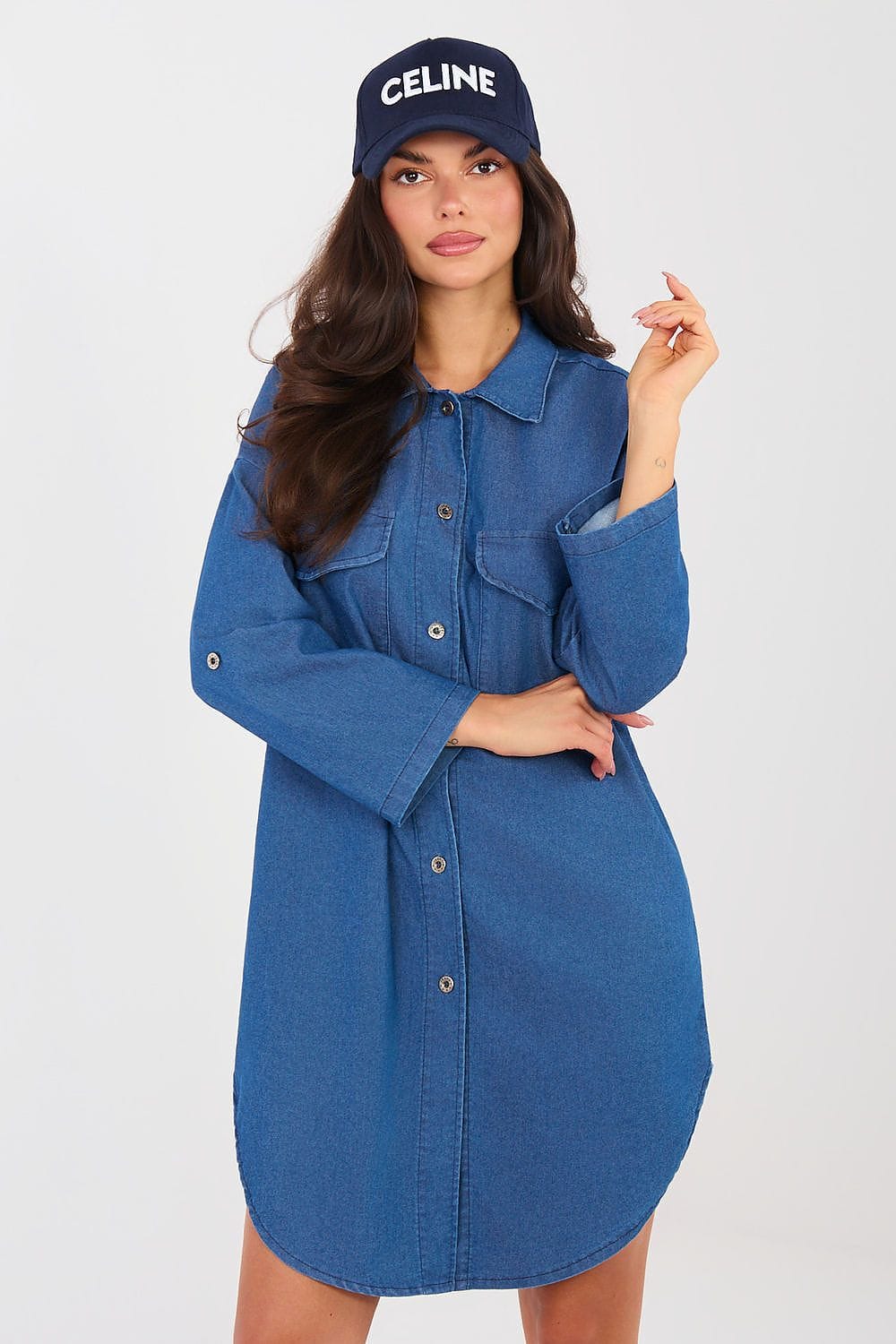 Robe en jean courte style chemise bleu manches longues, idéale pour un look casual tendance femme