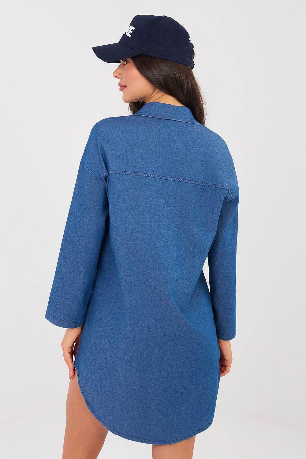 Robe en jean courte droite manches longues bleue style casual idéale pour un look décontracté avec casquette