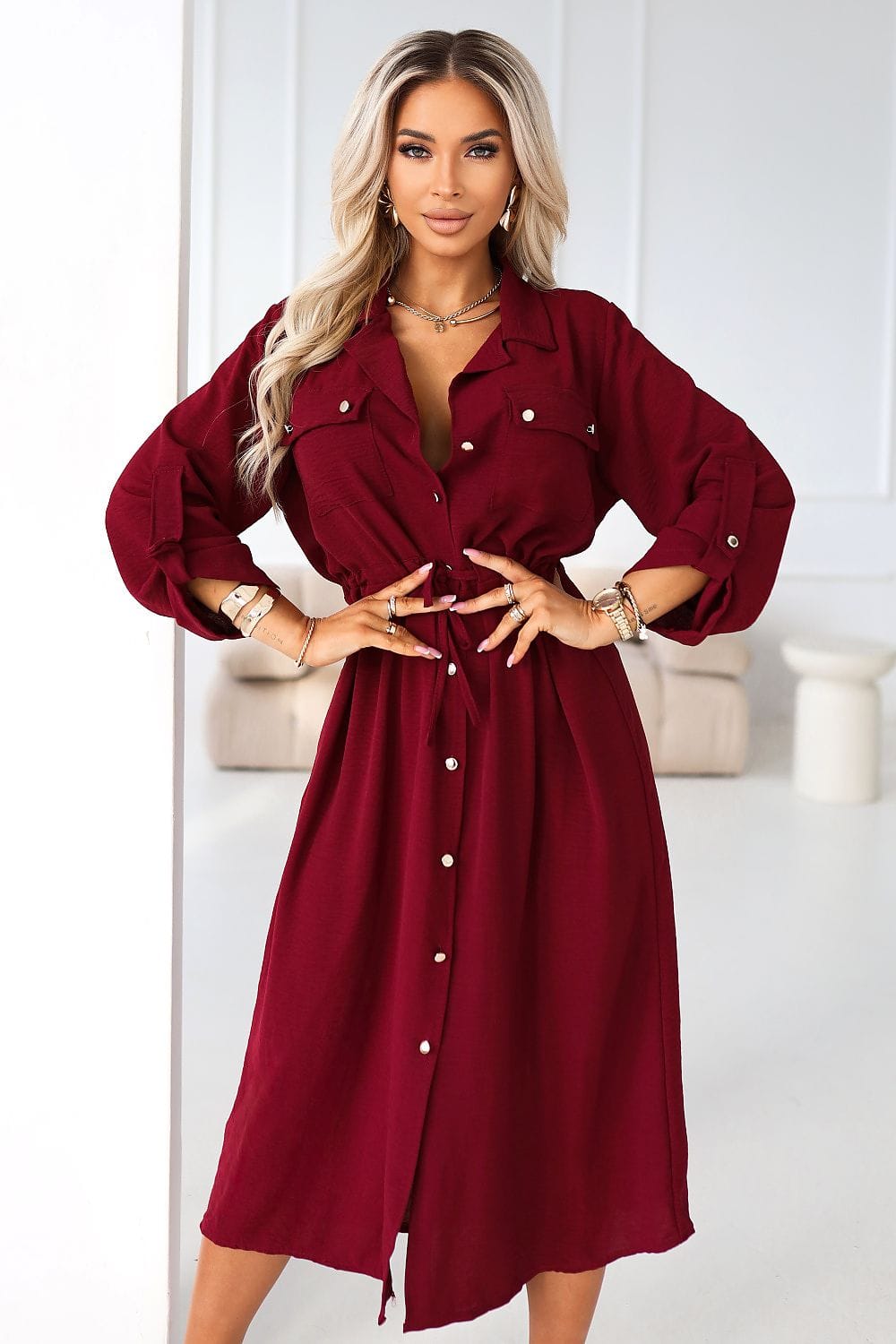 Robe chemise midi bordeaux fluide manches longues casual élégante pour femme, idéale pour soirée chic