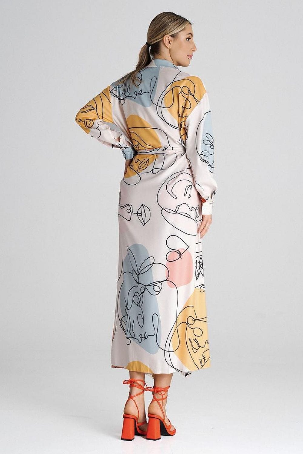 Robe chemise midi bohème blanche à manches longues avec motif floral abstrait, idéale pour look décontracté ou sortie en journée.