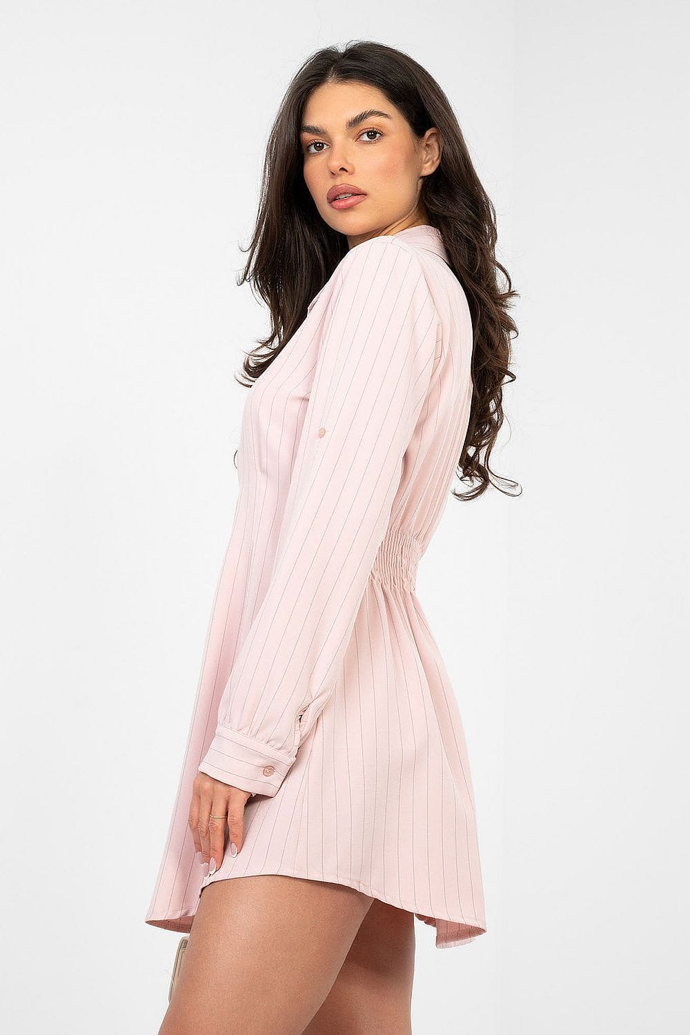 Robe courte rose à rayures manches longues style casual chic idéale pour un anniversaire au printemps