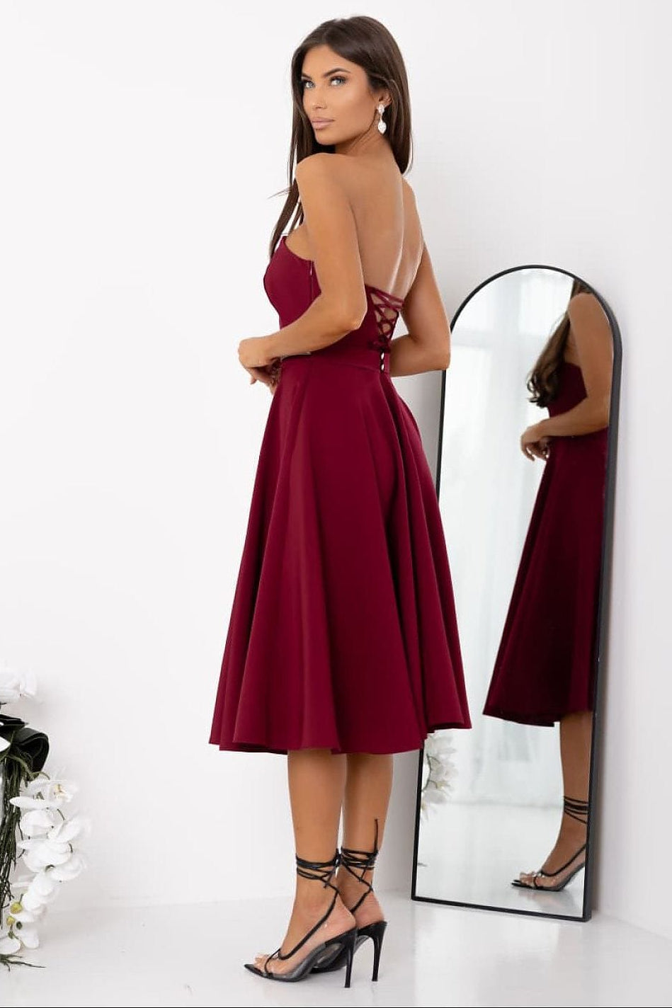 Robe cocktail dos nu bordeaux midi évasée élégante pour soirée chic ou mariage invitée femme