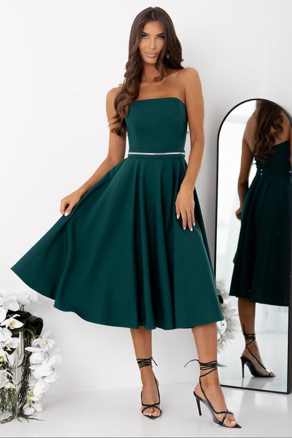 Robe cocktail chic verte bustier midi évasée sans manches pour soirée élégante ou mariage invité