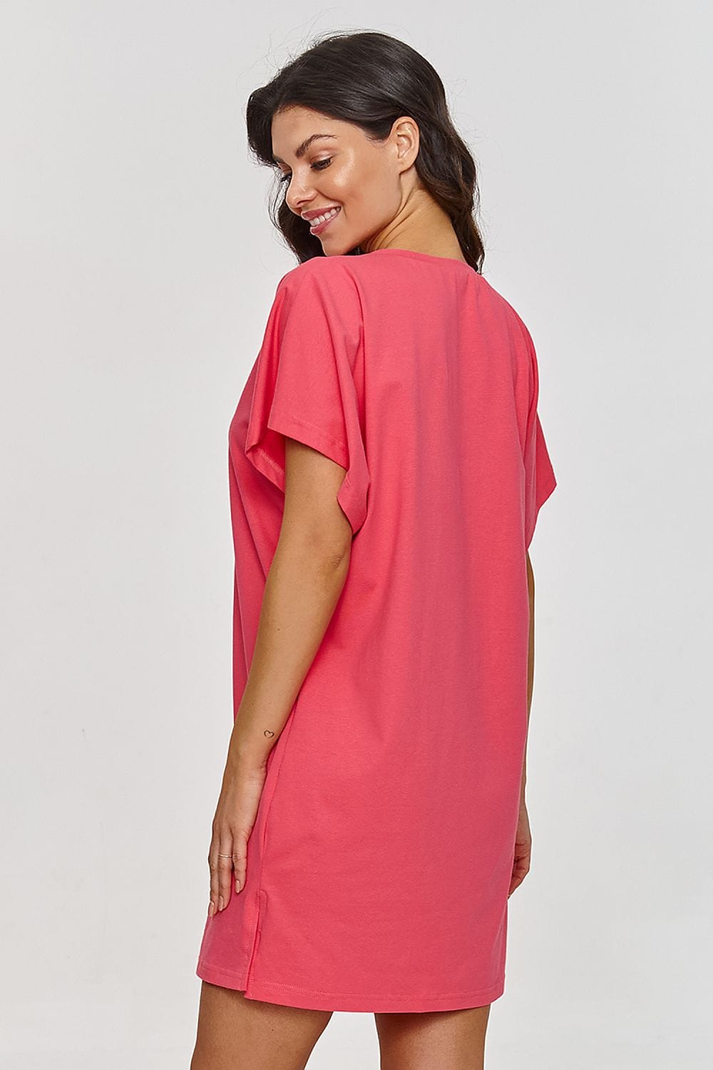 robe courte casual en coton style t-shirt ample beige pour l’été, coupe droite manches courtes