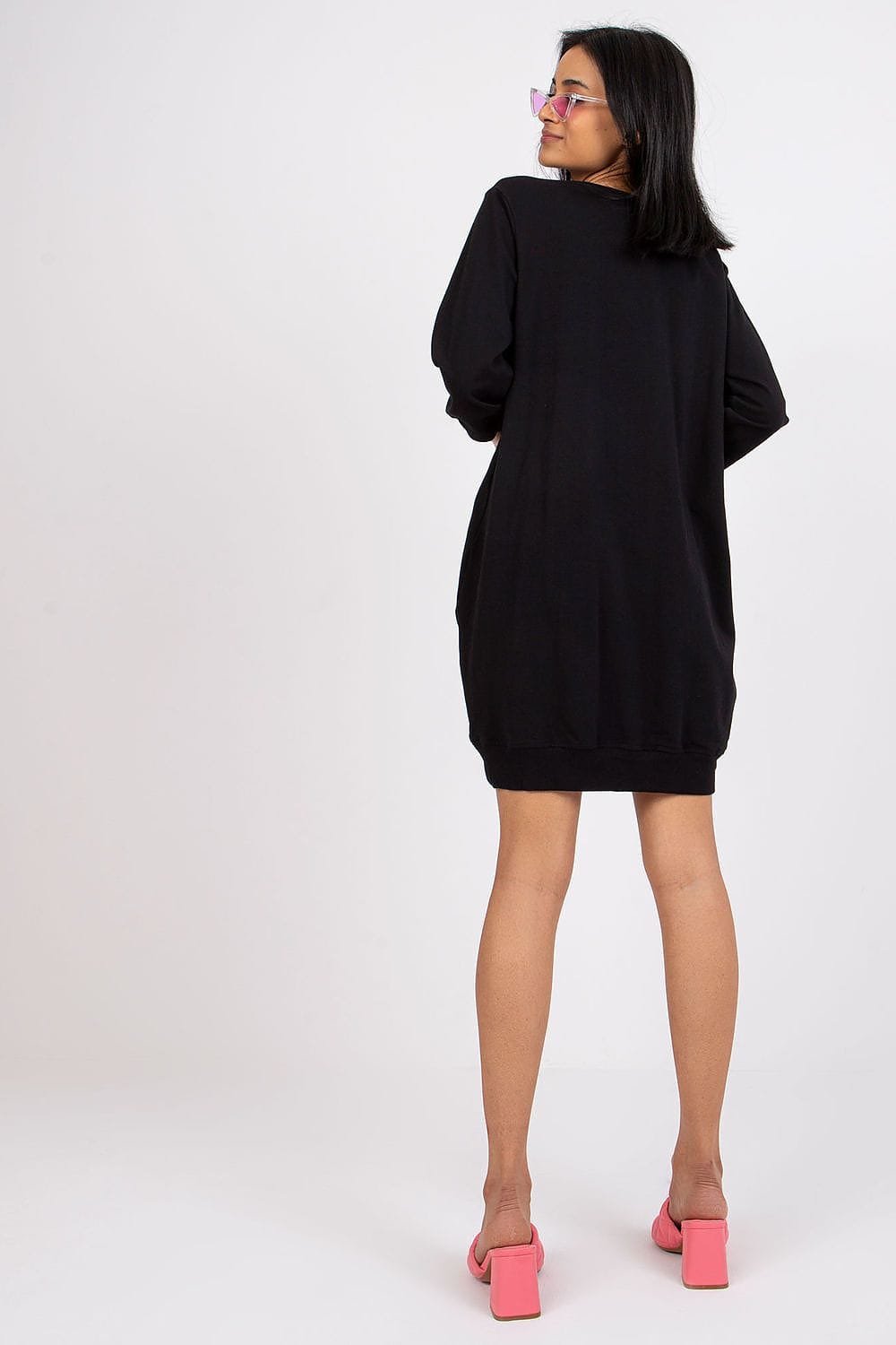 Robe noire courte droite manches longues casual en coton pour femme, look décontracté parfait au quotidien