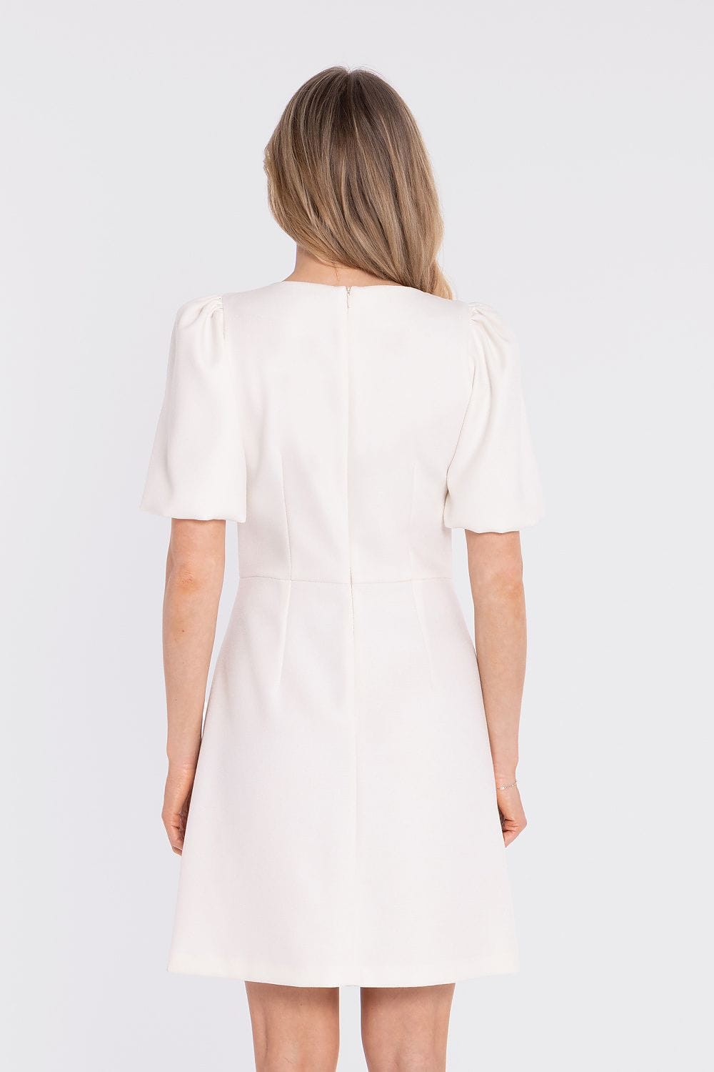 Robe courte blanche chic manches courtes trapèze élégante pour cocktail été ou invitée mariage